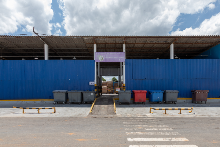 A blue building with a white roof, showcasing its eco-friendly design and minimal environmental impact through sustainable architecture.